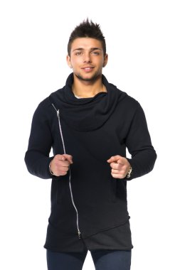 gülümseyerek, parmakları işaret için çekici kendine güvenen genç adam