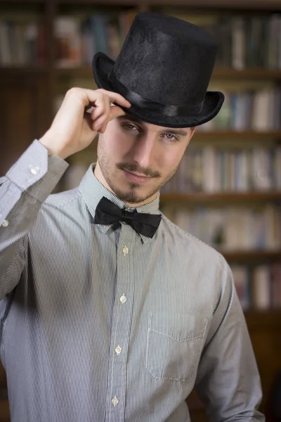 Elegante giovane che indossa il cappello a cilindro e Papillon — Foto Stock