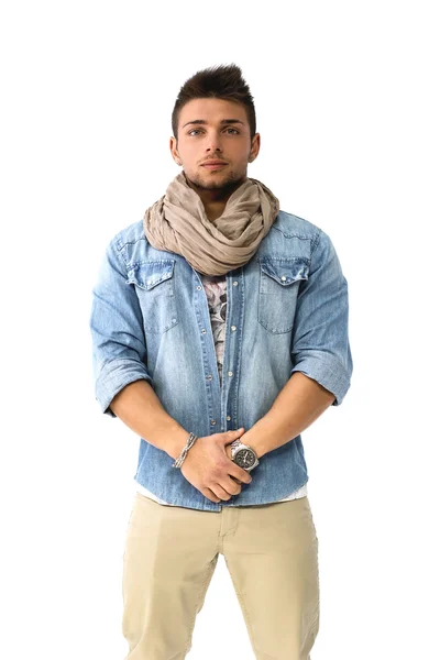 Красивий молодий чоловік стоїть з джинсовою сорочкою і шарфом — стокове фото