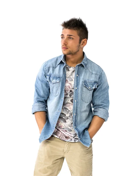 Przystojny młody mężczyzna stojący z otwartym denim koszula — Zdjęcie stockowe