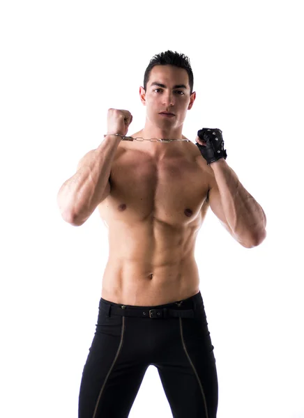 Muskuläre shirtless junger Mann mit Handschellen und beschlagene Handschuh — Stockfoto
