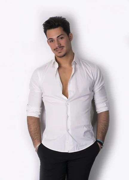 Joven atractiva elegante con camisa blanca — Foto de Stock