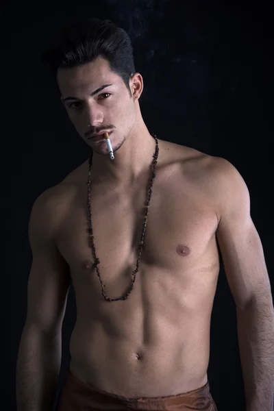 Спортивная(ый) рубашки молодой человек с усами и ожерелье, курить — стоковое фото