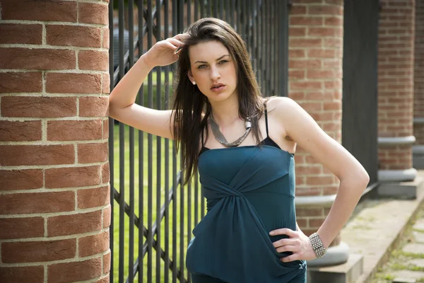 Söt brunett tjej utomhus med elegant klänning — Stockfoto