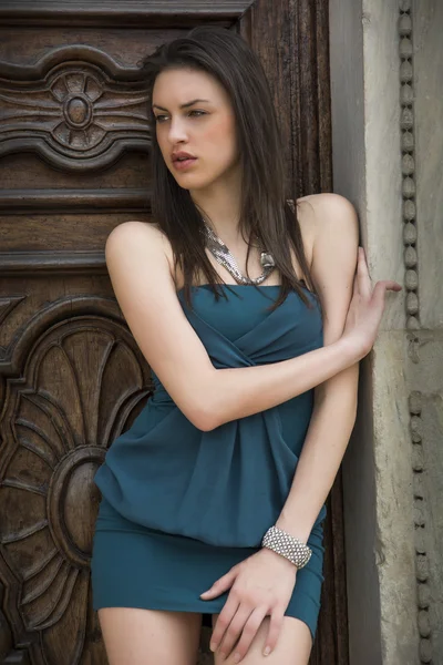 Pretty brunette girl outdoors with elegant dress — Stock Photo, Image