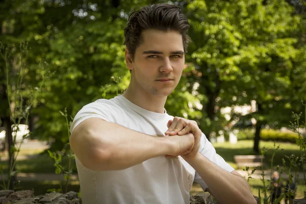 Séduisante jeune homme confiant dans nature environnement — Photo