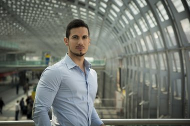 tren istasyonuna veya havaalanında yakışıklı genç