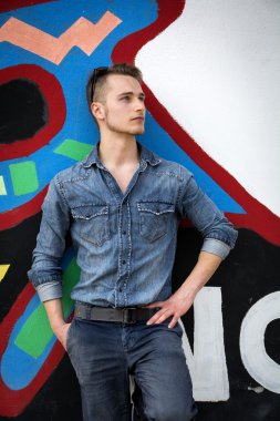 yakışıklı sarışın genç adama karşı renkli grafiti duvar