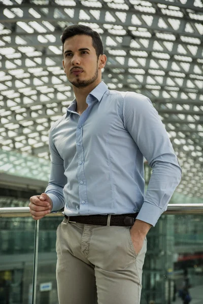 Handsome young man in train station or airport — Stock Photo, Image