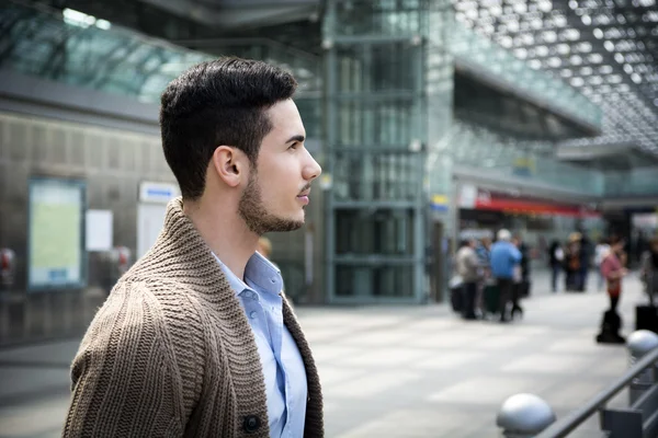 Joven guapo en la estación de tren o aeropuerto —  Fotos de Stock