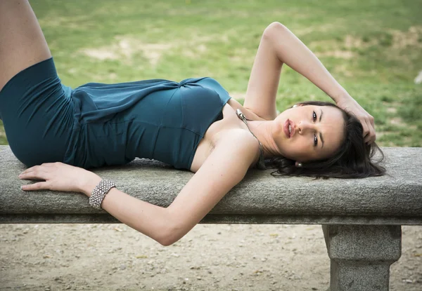 Mulher jovem e atraente elegante banco de pedra — Fotografia de Stock