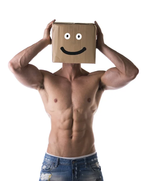 Muscular shirtless bodybuilder with smiling box on head — Stock Photo, Image