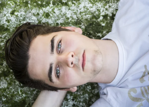 Portret van aantrekkelijke jonge man rust op de rotsen — Stockfoto