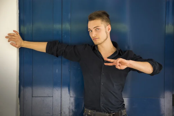 Handsome blond young man doing peace sign — Stock Photo, Image