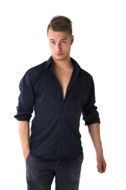 hoş ifade ile serin yakışıklı sarışın genç adam