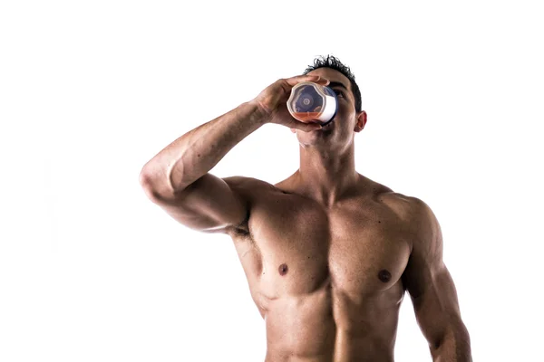 Muscular shirtless male bodybuilder drinking protein shake from blender — Stock Photo, Image