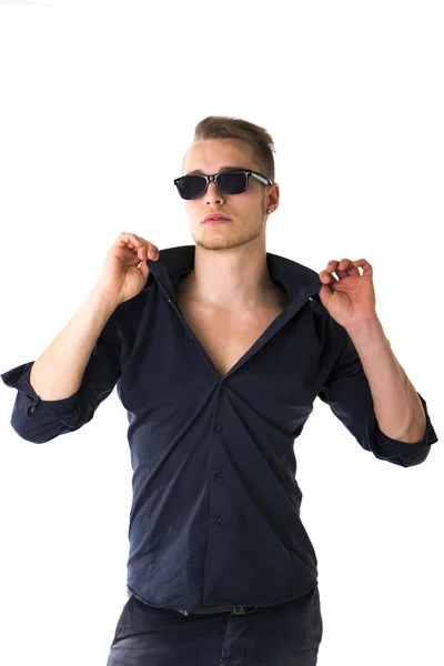 Jó benne, szőke fiatal férfi napszemüveg — Stock Fotó