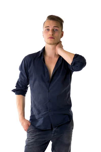 Cool confiant jeune homme blond avec la chemise bleue et un Jean — Photo