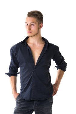 Cool emin sarışın genç adam mavi tişört ve kot pantolon