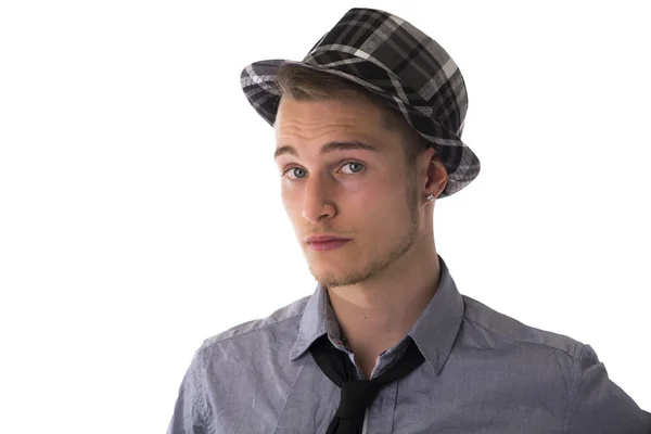 Przystojny, super, pewnie młody człowiek ubrany kapelusz fedora — Zdjęcie stockowe