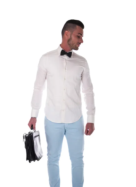 Guapo joven empresario con camisa casual, corbatín y maleta — Foto de Stock