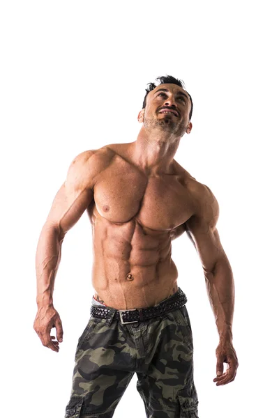ミリタリー パンツで上半身裸の筋肉の若い男の前頭ショット — ストック写真
