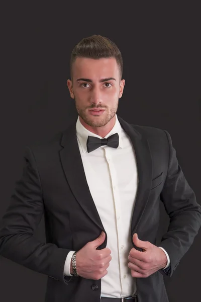 Atractivo joven empresario con traje y corbata de moño —  Fotos de Stock