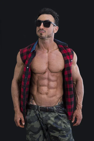 Male bodybuilder with shirt open on naked muscular torso — Stock Photo, Image