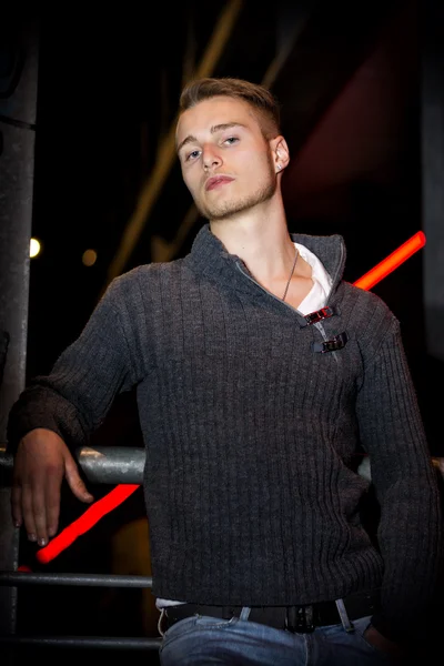 Vacker blond ung man ensam i urban miljö — Stockfoto