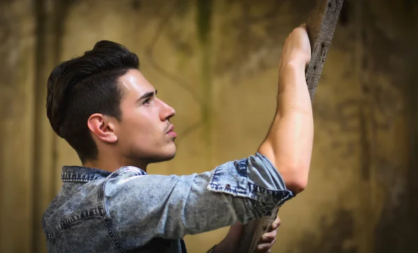 Perfil de jovem bonito em prédio abandonado — Fotografia de Stock