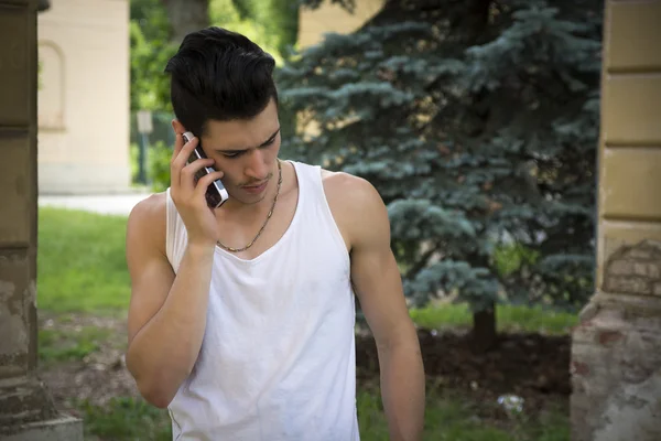 Νεαρός άνδρας σε εξωτερικούς χώρους, μιλάμε για κινητό τηλέφωνο — Φωτογραφία Αρχείου