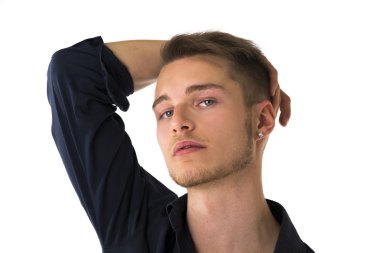 serin mavi gömlek ile kendine güvenen sarışın genç adam, kafa el