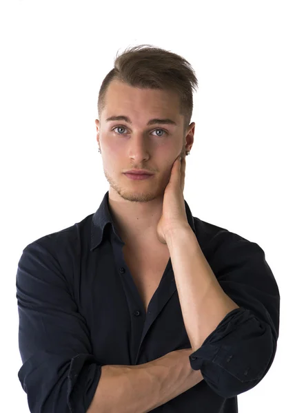 Allvarliga säker blond ung man — Stockfoto