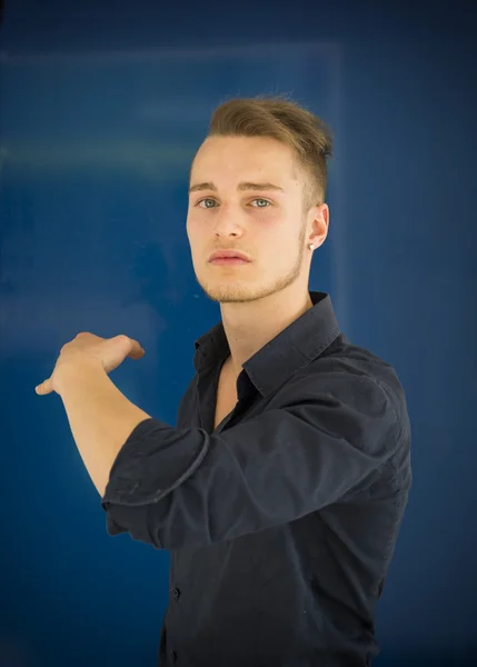 Beau jeune homme avec une expression agressive, prête à frapper — Photo