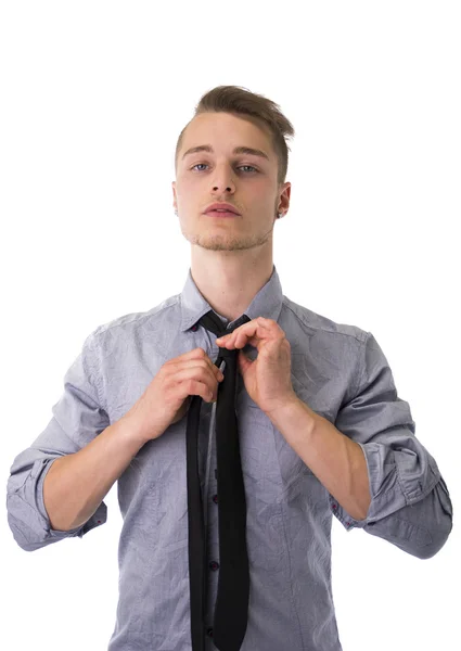 Joven elegante corbata vistiendo y ajuste —  Fotos de Stock