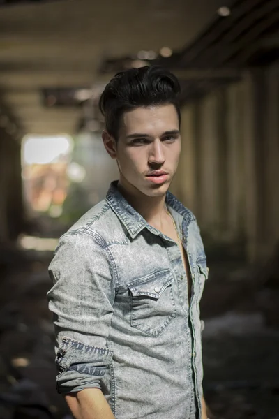 Bonito cabelo jovem negro na camisa jeans — Fotografia de Stock