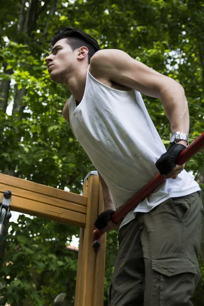 Knappe jongeman uitoefening in buiten sportschool in park — Stockfoto