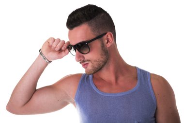 güneş gözlüğü ve tank-top ile serin kendine güvenen genç adam