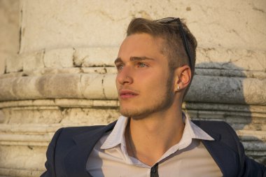 yakışıklı sarışın genç adam onun arkasında Mermer sütunlar ile