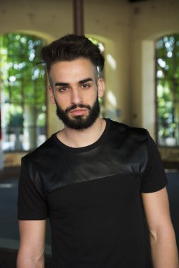 Sakallı yakışıklı genç