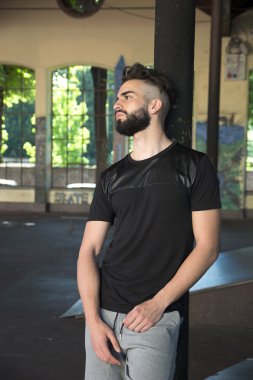 Sakallı yakışıklı genç