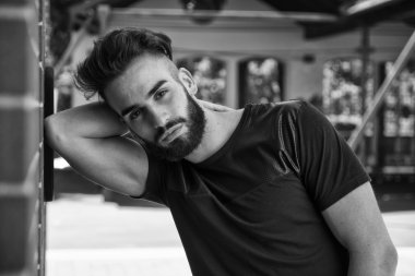 yakışıklı genç sakallı açık