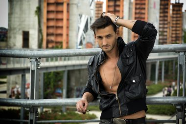 yakışıklı adam kentsel bir ortamda açık