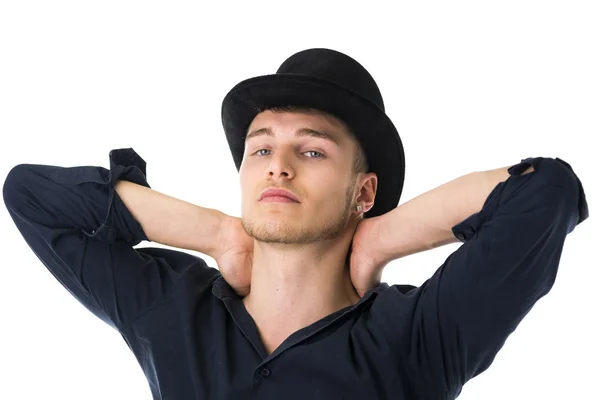 Красивый голубоглазый молодой человек с черной top-hat — стоковое фото