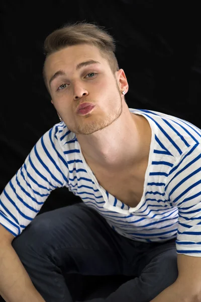 Hübscher junger Mann mit den Lippen einen Kuss senden — Stockfoto