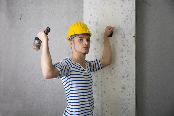 ハード帽子とハンマーでハンサムな建設労働者 — ストック写真