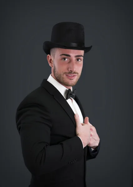 Séduisant jeune entrepreneur avec costume, chapeau et noeud papillon — Photo