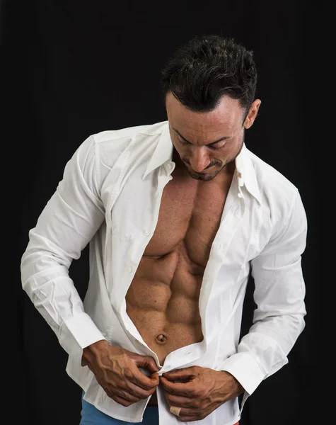 Fisiculturista masculina, abrindo a camisa dele revelando torso muscular — Fotografia de Stock