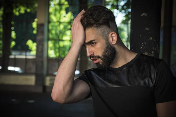 Joven guapo con barba —  Fotos de Stock