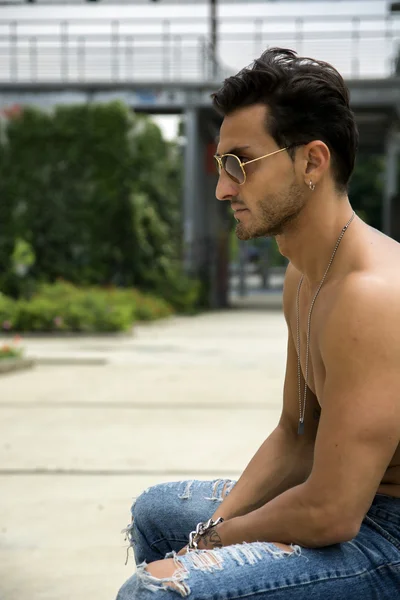 Hombre guapo sin camisa exterior en entorno urbano — Foto de Stock